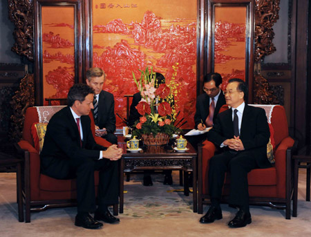 Chinese Premier Wen Jiabao (1st R) meets with visiting U.S. Treasury Secretary Timothy Geithner (1st L) in Beijing, capital of China, June 2, 2009. 