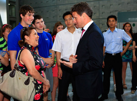 U.S. Treasury Secretary Timothy Geithner (R Front) talks with tourists from New York as he visits the Capital Museum in Beijing, capital of China, June 2, 2009.