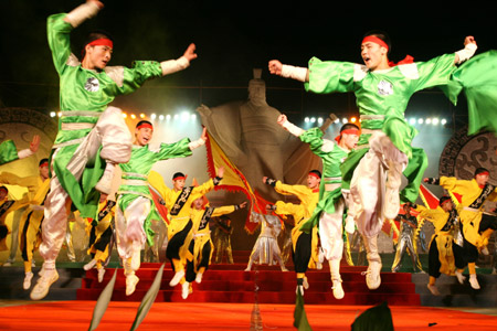 Dancers spring up in a brilliant art show during the 3rd Three Kingdoms Cultural Week, in the Xudu Capital Park, in Xuchang City, central China's Henan Province, June 1, 2009. (Xinhua/Niu Shupei) 
