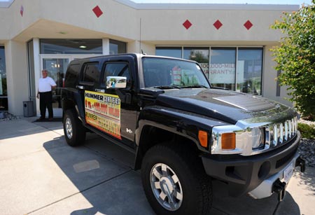 A Hummer is on sale at a dealer in Flint, Michigan, the United States, May 30, 2009. General Motors Corp (GM) announced on June 2 that it has entered into a memorandum of understanding (MoU) with a buyer for HUMMER, its premium off-road brand, a day after it filed for bankruptcy protection.(Xinhua/Gu Xinrong)