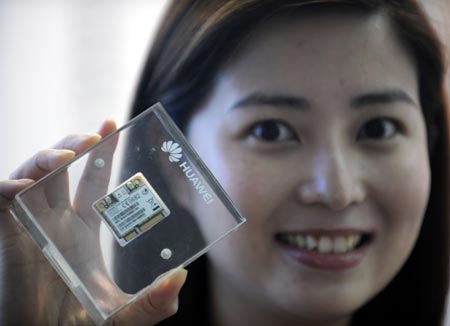 A worker displays an internet access module developed by Huawei, a telecom company of China, at COMPUTEX TAIPEI, the world's second largest ICT exhibition, in Taipei of southeast China's Taiwan Province, June 2, 2009. The five-day COMPUTEX TAIPEI was opened on June 2, with the participation of over 1,700 exhibitors. (Xinhua/Wu Ching-teng)