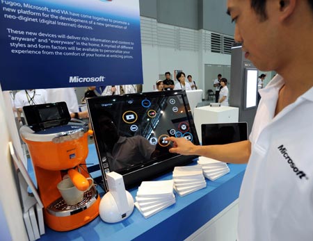  A worker demonstrates an intelligent coffee maker developed by Microsoft, at COMPUTEX TAIPEI, the world's second largest ICT exhibition, in Taipei of southeast China's Taiwan Province, June 2, 2009. The five-day COMPUTEX TAIPEI was opened on June 2, with the participation of over 1,700 exhibitors. (Xinhua/Wu Ching-teng)