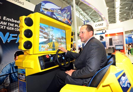 Steven Guggenheimer, vice president of OEM, Microsoft, introduces an embedded system developed by Microsoft, at COMPUTEX TAIPEI, the world's second largest ICT exhibition, in Taipei of southeast China's Taiwan Province, June 2, 2009. The five-day COMPUTEX TAIPEI was opened on June 2, with the participation of over 1,700 exhibitors. (Xinhua/Wu Ching-teng)