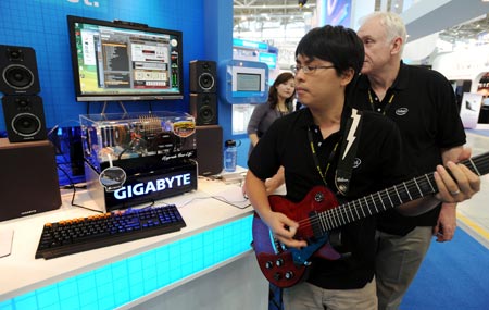  A worker demonstrates a multi-purpose audio recording device developed by Intel, at COMPUTEX TAIPEI, the world's second largest ICT exhibition, in Taipei of southeast China's Taiwan Province, June 2, 2009. The five-day COMPUTEX TAIPEI was opened on June 2, with the participation of over 1,700 exhibitors. (Xinhua/Wu Ching-teng)