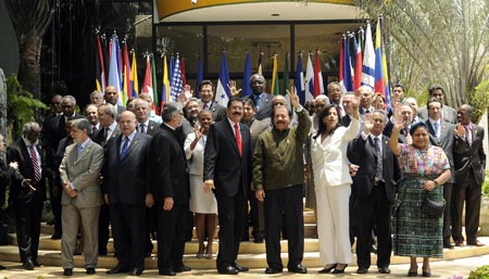 Participants to the 39th General Assembly of the Organization of American States (OAS) have their family photo session in San Pedro Sula, Honduras, June 2, 2009. The 39th OAS General Assembly kicked off here on Tuesday, during which the re-entry of Cuba to the OAS will be discussed. (Xinhua/Rafael Ochoa) 