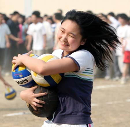 A student of senior 3 of the 5th Middle School of Xiangfan takes part in an amusing game in Xiangfan City, central China's Hubei Province, June 2, 2009, to release the pressure of facing the forthcoming national college entrance examination. (Xinhua/Liu Tao)