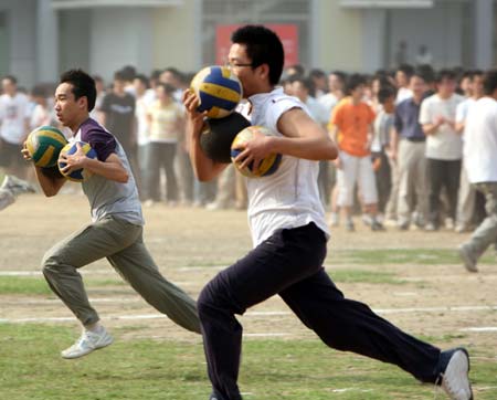 Students of senior 3 of the 5th Middle School of Xiangfan take part in an amusing game in Xiangfan City, central China's Hubei Province, June 2, 2009, to release the pressure of facing the forthcoming national college entrance examination. (Xinhua/Liu Tao)