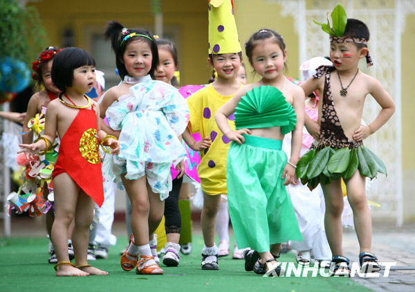 The children present the collections made of shopping bags, calendars paper, leaves and other green materials to meet the the upcoming World Environment Day on June 2, 2009, Wuxi, China's Jiangsu Province. [Xinhua Photo]