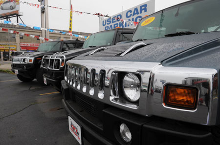 Hummer vehicles on sale are seen at a dealer in New York, the United States, May 27, 2009. General Motors Corp (GM) announced on June 2 that it has entered into a memorandum of understanding (MoU) with a buyer for HUMMER, its premium off-road brand, a day after it filed for bankruptcy protection.[Xinhua] 