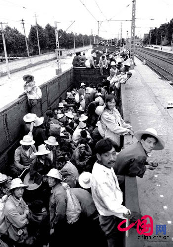 Harvesters travelling to seek employment from homeland Gansu to Shanxi, 1995