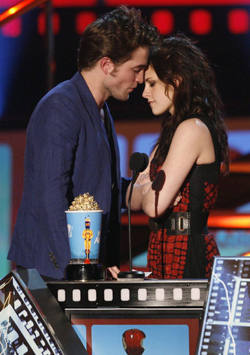 Actors Robert Pattinson and Kristen Stewart win the Best Kiss award for the movie 'Twilight' at the 2009 MTV Movie Awards in Los Angeles May 31, 2009.