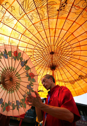 Zhou Degui, an umbrella maker, shows antique Fenshui oil paper umbrella making skills during the 2nd International Festival of the Intangible Cultural Heritage in Chengdu, capital of southwest China&apos;s Sichuan Province, June 2, 2009. (Xinhua/Zeng Shuo) 