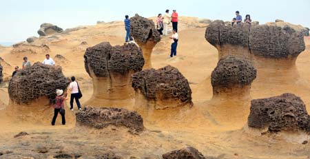 Tourists visit the Yehliu Geopark in Taipei County of southeast China's Taiwan Province, June 3, 2009. The Yehliu Geopark is one of the most well-known geoparks in northern Taiwan, featuring its scenery of efflorescence.