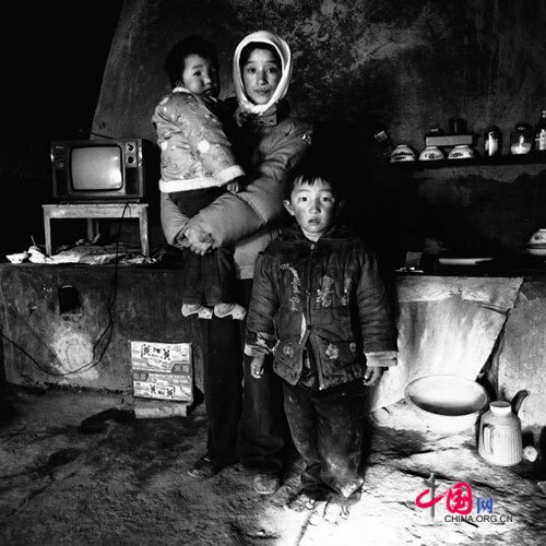 Tian Xiaomei, 24, has a family of 4 and 10 acres of drougthy land. She has no harvest in 2005 and lives on borrowing from her mother and relatives, Ningxia