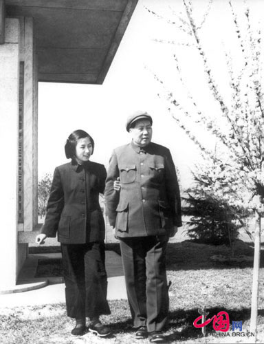 Mao Zedong admiring Beijing's cherry blossoms with his daughter, Li Na, 1953