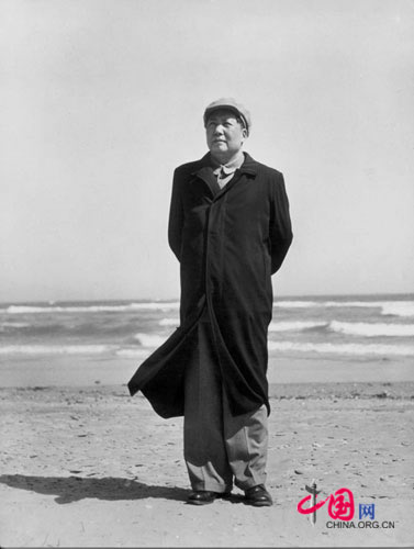 Mao Zedong at the beach, Beidaihe, 1954
