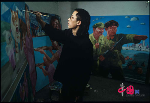 Yang Shaobin paints at Xi village