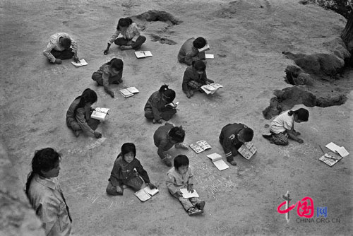 Students study outdoor when it is cloudy and classroom is dark, Jia county, Shannxi, Sept. 1991.