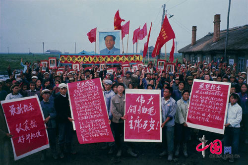Cheering the latest directives from Chairman Mao