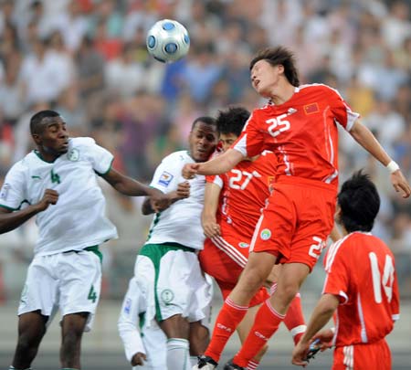 China's Zhao Peng (2nd R) heads the ball during Team China International Football Friendly Match against Saudi Arabia in Tianjin, east China, June 4, 2009. 