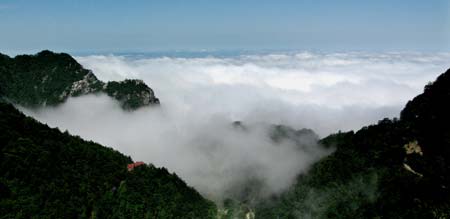 Photo taken on June 3, 2009 shows the spectacular scene of a vast expanse of white cloud and mist over the mountain peaks of Mount Lushan in east China's Jiangxi Province.