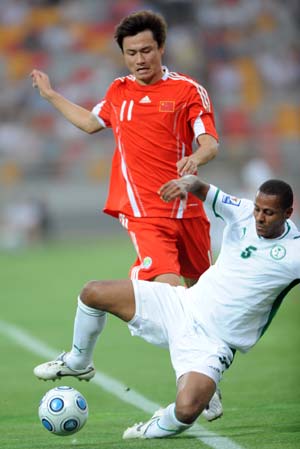 China's Gao Lin (L) vies for the ball during Team China International Football Friendly Match against Saudi Arabia in Tianjin, north China, June 4, 2009. 