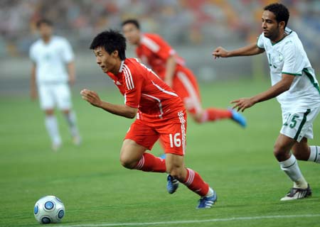 China's Jiang Ning (front L) controls the ball during Team China International Football Friendly Match against Saudi Arabia in Tianjin, north China, June 4, 2009. 