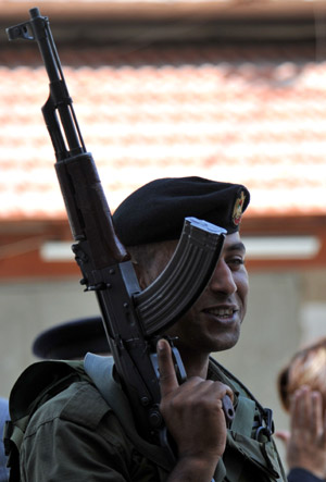 A Palestinian policeman patrols near the scene of the gunbattle in the northern West Bank city of Qalqilya June 4, 2009. (Xinhua/Yin Bogu)