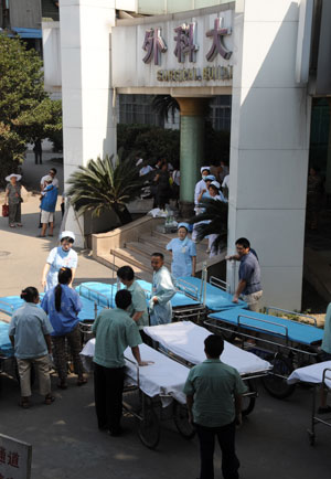 Medical workers prepare for the injured passengers at the Chengdu No.2 People&apos;s Hospital in Chengdu, capital of southwest China&apos;s Sichuan Province, June 5, 2009. At least 24 people died in a bus blaze Friday morning in Chengdu, said the provincial work safety supervision bureau.