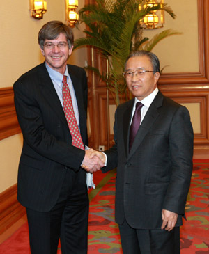 Chinese State Councilor Dai Bingguo (R) shakes hands with United States Deputy Secretary of State James Steinberg in Beijing, capital of China, on June 5, 2009. (Xinhua/Pang Xinglei)