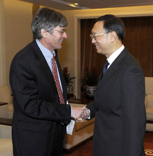 Chinese Foreign Minister Yang Jiechi (R) shakes hands with visiting U.S. Deputy Secretary of State James Steinberg in Beijing, capital of China, June 5, 2009.