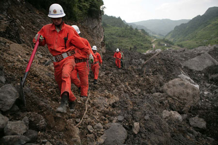 Rescuers blast tunnel to reach trapped miners