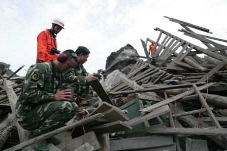 Rescuers blast tunnel to reach trapped miners