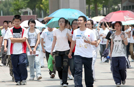 Chinese students and their family members walk home after they finished the first day tests of the National College Entrance Examination, which will last until Tuesday for three days across China, in Rui'an city in east China's Zhejiang province, June 7, 2009. Some 10.2 million Chinese school students are to compete this year in the world's largest annual examination for a quota of 6.29 million to learn in universities and colleges. (Xinhua/Zhuang Yingchang)