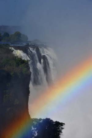 A rainbow appears at the Victoria Falls in the resort town of Victoria Falls in Zimbabwe, June 5, 2009. African largest economic bloc Common Market for Eastern and Southern Africa (COMESA) will hold its annual summit in the Zimbabwean resort town of Victoria Falls on June 7 to 8. [Xu Suhui/Xinhua]