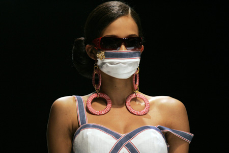 A model presents a creation by Dominican designer Iris Guaba during the Republica Dominicana Fashion Week 2009 in Santo Domingo June 5, 2009. [Xinhua/Reuters]