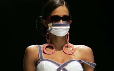 A model presents a creation by Dominican designer Iris Guaba during the Republica Dominicana Fashion Week 2009 in Santo Domingo June 5, 2009. [Xinhua/Reuters]