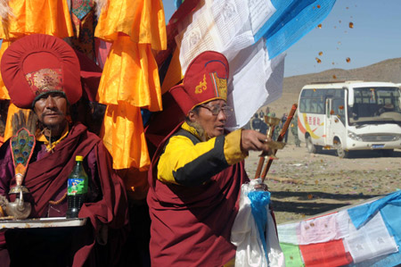 Monks pray during the peak day of the Sakadawa Festival at Kangdese Mountain region in Lhasa, southwest China's Tibet Autonomous Region, June 7, 2009. [Gesang Dawa/Xinhua]