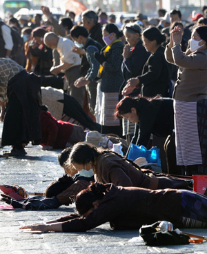  Faithfuls pray in front of Potala Palace in Lhasa, southwest China's Tibet Autonomous Region, while celebrating the peak day of the Sakadawa Festival, June 7, 2009. [Gesang Dawa/Xinhua]