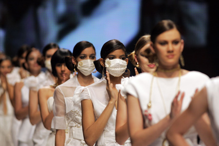  Models present creations by Dominican designer Iris Guaba during the Republica Dominicana Fashion Week 2009 in Santo Domingo June 5, 2009.[Xinhua/Reuters Photo]