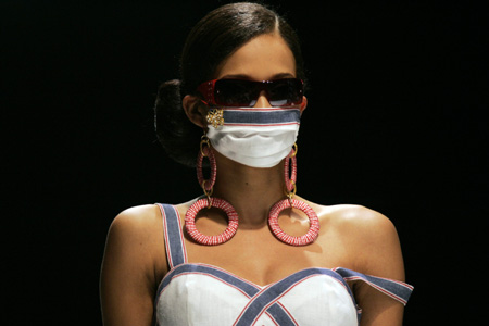 A model presents a creation by Dominican designer Iris Guaba during the Republica Dominicana Fashion Week 2009 in Santo Domingo June 5, 2009. [Xinhua/Reuters Photo]