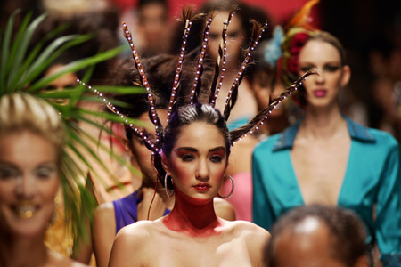 present creations by Dominican designer Andres Aquino during the Republica Dominicana Fashion Week 2009 in Santo Domingo June 5, 2009.[Xinhua/Reuters Photo]