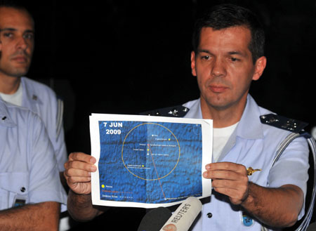 Brazilian air force spokesman Henry Nunhoz shows the map where the corpses of some of the victims of the Air France flight were found, during a press conference in Recife, Brazil, June 7, 2009. [Xinhua/Brazil News Agency] 