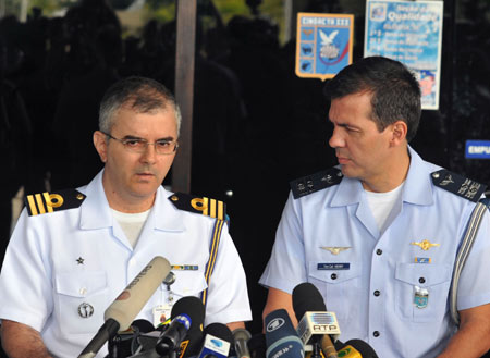 Brazilian Navy officer Gilcemar Tabosa (L) and Brazilian Air Force Officer Henry Nunhoz attend a press conference in Recife, Brazil, on June 7, 2009. Brazil's air force said Sunday it has recovered three more bodies in the Atlantic Ocean near the site where an Air France jetliner was believed to have crashed a week ago. [Xinhua/Brazil News Agency]