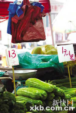 File photo: Vendors usually offer ultra-thin plastic bags, supplied by thousands of illegal workshops, to customers because they are cheap, costing less than half of one US cent. Legal, thicker bags cost around three US cents depending on size. 
