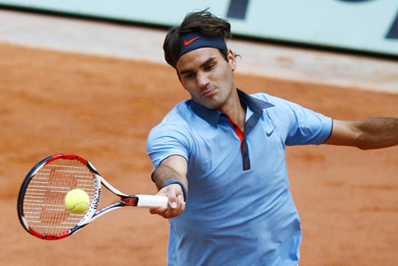 Roger Federer of Switzerland returns a ball to Swedish player Robin Soderling during their French Open tennis men's final match at Roland Garros Stadium in Paris on June 7, 2009. (Xinhua/Zhang Yuwei) 