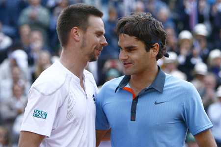 Roger Federer of Switzerland(R) talks to Robin Soderling of Sweden after winning the champion at the French Open tennis tournament at Roland Garros in Paris on June 7, 2009.(Xinhua/Zhang Yuwei) 