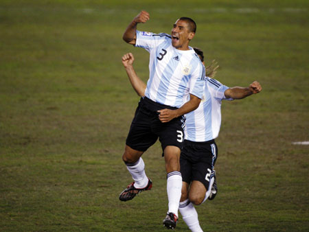 Argentina's Daniel Diaz (front) celebrates next to teammate Martin Demichelis after he scored a goal against Colombia in their 2010 World Cup qualifying soccer match in Buenos Aires, June 6, 2009.(Xinhua/Reuters Photo) 