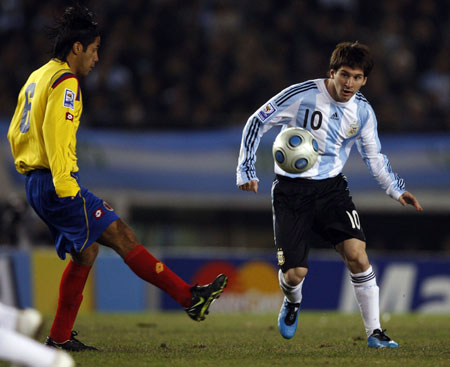 ionel Messi (R) of Argentina watches his shot fly past Colombian Fabian Vargas during their World Cup 2010 qualifying soccer match in Buenos Aires, June 6, 2009. (Xinhua/Reuters Photo) 