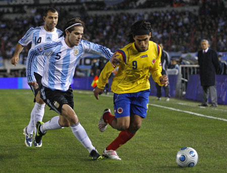 Colombia's Radamel Falcao Garcia and Argentina's Fernando Gago fight for the ball during their World Cup 2010 qualifying soccer match in Buenos Aires, June 6, 2009.(Xinhua/Reuters Photo) 